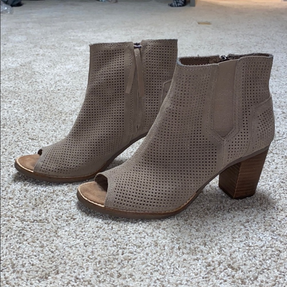 TOMS - WOMENS SUEDE MAJORCA PEEP TOE BOOTIE, TAUPE